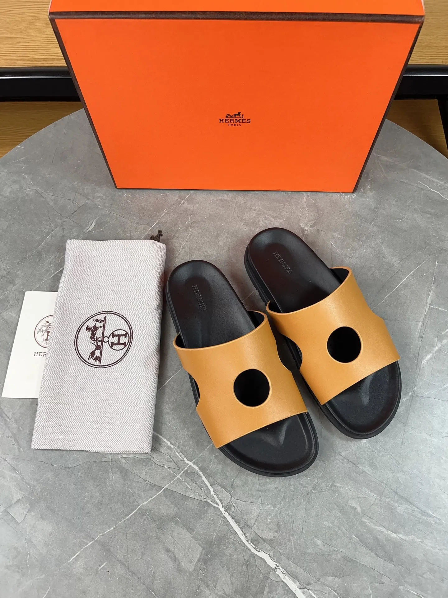 p400🐮🐮H family classic (couple style) Hermes Hermes spring and summer sandals series! Classic style, always popular slippers - sandals, great with any combination! ! ! Upper: imported PU inner lining: imported mixed sheepskin Outsole: Tpu non-slip and wear-resistant outsole Female size: 35-40 (customized at 41) Male size: 39-45 (customized at 39.45)